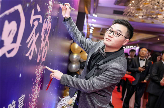 【高光“疫”事】勇敢逆行的特殊“网约车”——太阳成集团tyc151cc90后，用信念打通生命运输线